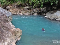 Kolam Biru Nan Cantik di Sumbar