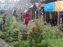 Kulineran di Pasar Ini Bayarnya Pakai Uang Bambu