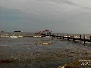 Lagi Lewat Tegal, Mampir Dulu ke Pantainya