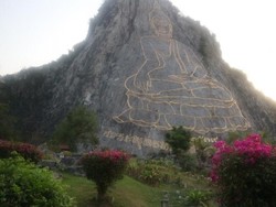 Laser Buddha yang Megah dan Menawan