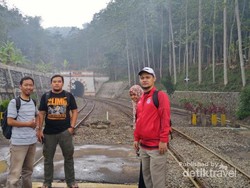 Liburan dari Jakarta ke Gunung Padang Seharian, Bisa!