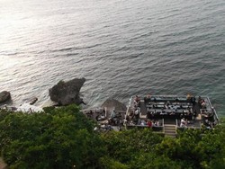 Liburan ke Bali, Santai Dulu di Rock Bar