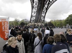 Lift Menara Eiffel Macet, Turis Antre Hingga 2 Jam