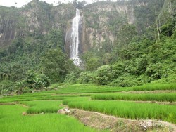 Long Weekend di Asahan, Ada Air Terjun Dengan Latar Sawah