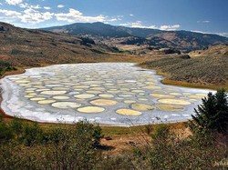 Lucu! Ada Danau Polkadot di Kanada
