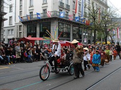 Lucunya Anak Indonesia Dalam Pawai Sechselaueten di Swiss