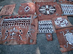 Lukisan Unik di Atas Serat Kayu Khas Danau Sentani