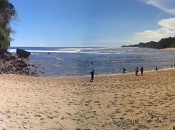 Lupakan Pulau Sempu, Malang Punya Pantai Ngliyep yang Keren