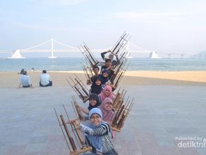 Main Angklung di Pantai Busan, Korea Selatan