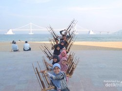 Main Angklung di Pantai Busan, Korea Selatan