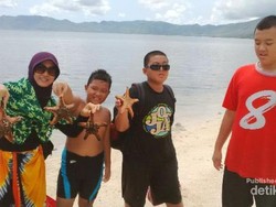 Main Bareng Bintang Laut di Pantai Telaga Bidadari, NTB