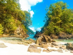 Main ke Pantai Rasa Gunung di Teluk Hijau Banyuwangi