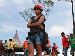 Main Paralayang di Batu, Seperti Memeluk Angkasa