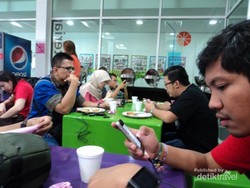 Makan Bareng Calon Pramugari di Akademi AirAsia Malaysia