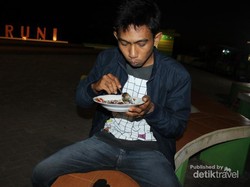 Makan Pisang Epe Sambil Bersantai di Pantai Seruni, Bantaeng