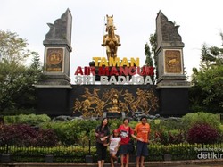 Makan Sate Maranggi & Nonton Pertunjukan Air Mancur di Purwakarta