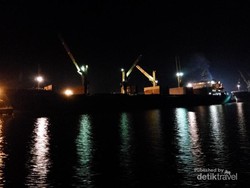 Malam Minggu Romantis, Ajak Kekasih Naik Kapal Wisata di Cilacap