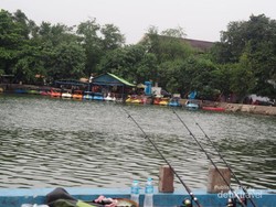 Mancing Mania Menunggu Buka Puasa di Danau Sunter