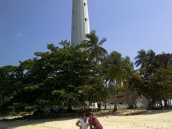 Mantap! Memandang Keindahan Pulau Lengkuas dari Mercusuar