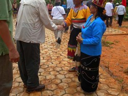 Mantra & Darah Anak Ayam, Cara Suku Dayak Menyambut Wisatawan