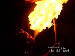 Manusia Bernafas Api di Ubud