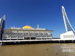 Masjid Apung Kendari, Tempat Ibadah Unik di Tengah Laut