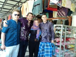 Masjid Baiturrahman & Turis Bule Berbaju Koko di Aceh