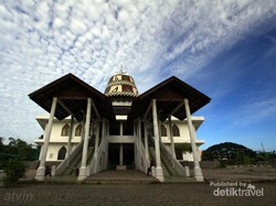 Masjid di Aceh yang Kubahnya Seperti Topi