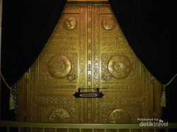 Masjid di Bandung Ini Punya Replika Pintu Kabah