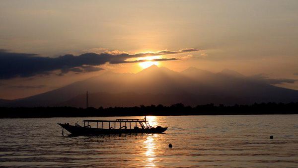 Matahari Muncul Dari Puncak Rinjani