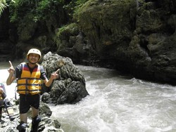 Mau Akhir Pekan Seru? Yuk Body Rafting di Green Canyon