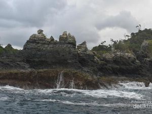 Mau Lihat Lumba-lumba? Pantai Kiluan Tempatnya