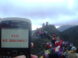 Megahnya Bromo yang Berselimut Kabut