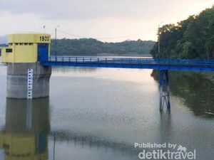 Melepas Penat di Objek Wisata Waduk Pacal