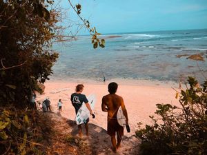 Melewati Ratusan Anak Tangga Demi Pantai Tersembunyi di Bali