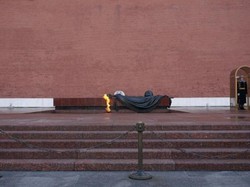 Melihat Aksi Tentara Ganteng Ganti Shift di Moskow