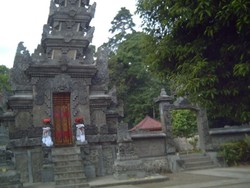 Melihat Belut Raksasa di Pura Lingsar, Lombok