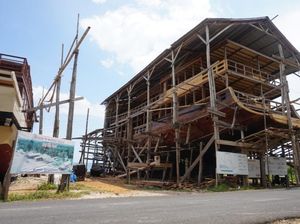 Melihat Bengkel Kapal Pinisi yang Mendunia