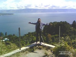 Melihat Danau Toba dari Tugu Perjuangan Rakyat Tigaras