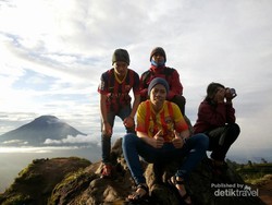 Melihat Indahnya Lautan Awan di Puncak Sikunir