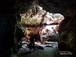 Melihat Isi Gua Cermin di Flores