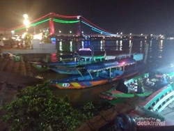Melihat Keindahan Jembatan Ampera dari Tepian Musi