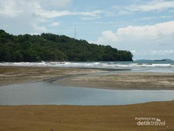 Melihat Malin Kundang Dikutuk Menjadi Batu
