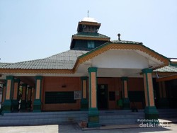 Melihat Masjid Raya Sulaimaniyah Pantai Cermin di Sumatera Utara