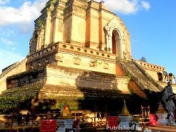 Melihat Sekolah Biksu di Wat Chedi Luang, Thailand
