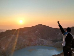 Melihat Sunrise Paling Dahsyat di Flores