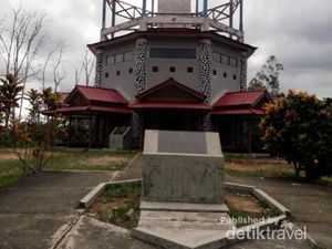 Melihat Tugu Khatulistiwa di Kutai Kartanegara