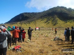 Memaknai Hari Kemerdekaan Lewat Upacara di Gunung Lawu