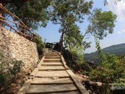 Memandang Pantai Cantik dari Atas Bukit Watugupit