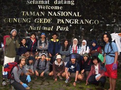 Menaklukan Gunung Gede di Musim Hujan